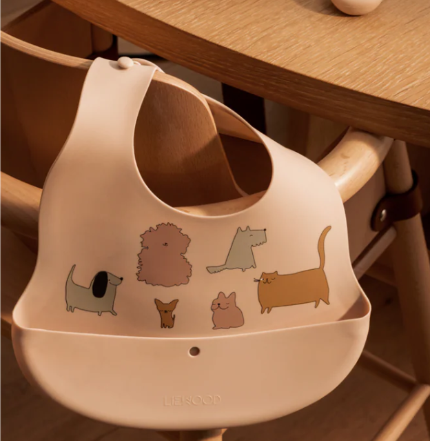 Lot de 2 bavoirs à rigole pliables Ember Liewood (Cats and dogs)