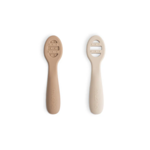 Lot de 2 cuillères d'apprentissage Mushie (Natural/Shifting Sand)