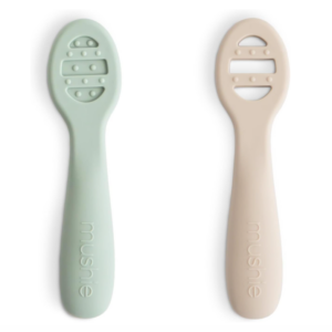Lot de 2 cuillères d'apprentissage Mushie (Cambridge Blue/Sand)