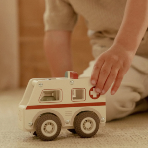 Vehicule Ambulance en bois + personnage Little Dutch