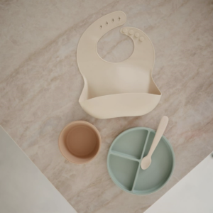 Assiette en silicone à ventouse/compartiments Mushie (Cambridge Blue)